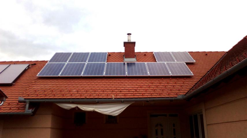 Szekszárdi házon lévő napelemek